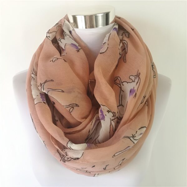 Écharpe infinie pêche avec imprimé de licornes sur un mannequin blanc. Accessoire de mode féminine., 45502337384703 | Licorne Shop