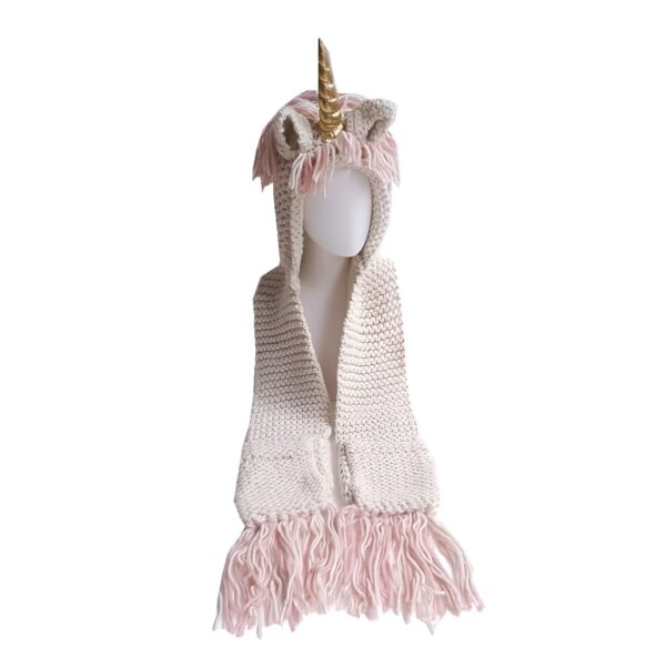 Chapeau écharpe capuche licorne en tricot avec franges roses. Conception unique avec une corne dorée brillante et des poches pratiques, idéal pour enfants., 45501498949887 | Licorne Shop