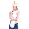 Femme souriante avec un bonnet écharpe licorne blanc. Le bonnet a une corne dorée et des oreilles. Elle porte un jean., 45501628088575 | Licorne Shop