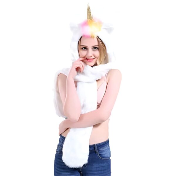 ensemble-chapeau-echarpe-licorne-1a.jpg Femme souriante avec un bonnet écharpe licorne blanc. Le bonnet a une corne dorée et des oreilles. Elle porte un jean., 45501628088575 | Licorne Shop