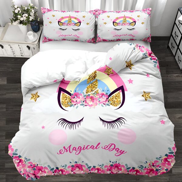 ensemble-de-literie-licorne-arc-en-ciel-pour-lit-jumeau-1a.jpg Ensemble de literie licorne pour enfants. Housse de couette blanche avec motif licorne, arc-en-ciel et fleurs. Oreillers assortis avec le même motif. Décoration de chambre enfant., 45501139484927,45501139517695,45501139550463,45501139583231,45501139615999,45501139648767,45501139681535,45501139714303,45501139747071,45501139779839,45501139812607,45501139845375,45501139878143 | Licorne Shop