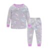 ensemble-de-pyjama-confortable-pour-filles-imprime-licorne-1a.jpg Pyjama enfant gris avec motif licorne et arc-en-ciel. Haut à manches longues et pantalon assorti avec bordures violettes. Idéal pour une nuit confortable et pleine de rêves magiques., 45501990306047,45501990338815,45501990371583,45501990404351,45501990437119,45501990469887,45501990502655,45501990535423 | Licorne Shop