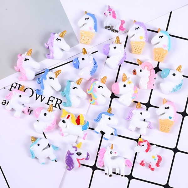 figurines-licorne-decoration-slime-et-loisirs-creatifs-1a.jpg Image de plusieurs figurines de licornes colorées sur un fond à motifs géométriques. Différents modèles de licornes, certains avec des ailes, d'autres avec des crinières de différentes couleurs vives. Idéal pour enfants et collectionneurs., 45501395468543 | Licorne Shop