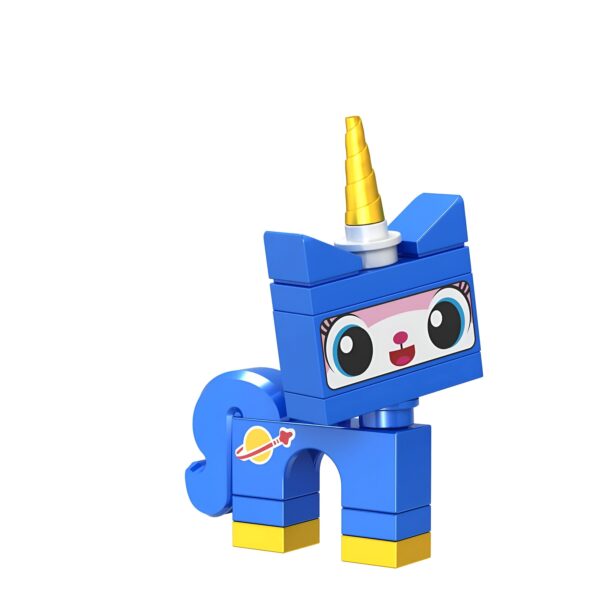 film-lego-original-la-licorne-bleue-1a.jpg Un personnage bleu de style LEGO, ressemblant à un chat-licorne avec une corne dorée. Le jouet a des détails imprimés pour les yeux et un motif d'orbite sur son flanc. Sa tête est carrée et son corps est formé de blocs., 45501127262463 | Licorne Shop