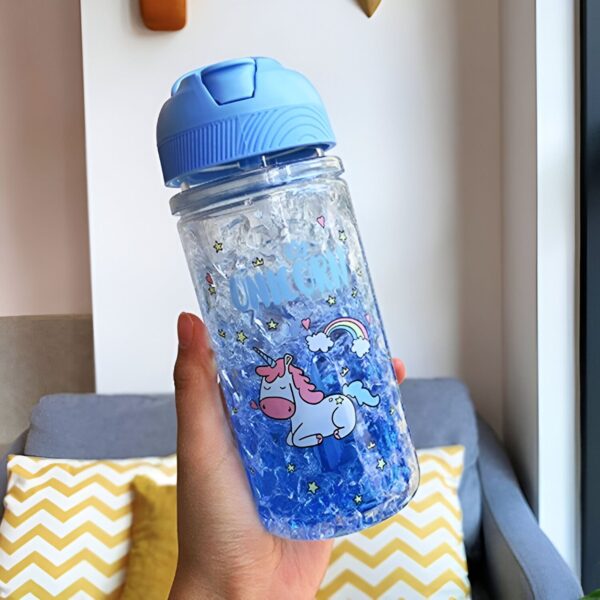 gourde-isotherme-enfant-licorne-filtrante-1a.jpg Gourde pour enfant avec motif licorne et glaçons bleus, bouchon bleu clair. Main tenant la bouteille décorée d'un dessin de licorne, d'un arc-en-ciel et d'étoiles. Accessoire mignon et pratique pour les boissons des enfants., 45501172252927 | Licorne Shop