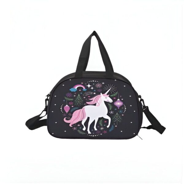 Sac de sport noir pour enfants avec un motif de licorne blanche avec une crinière rose, entourée d'arbres de Noël, d'étoiles, d'un arc-en-ciel et de décorations suspendues., 45501326819583 | Licorne Shop