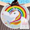 grande-serviette-de-plage-licorne-avec-sac-1a.jpg Serviette de plage ronde avec motif licorne arc-en-ciel et son sac de rangement assorti. Une femme se détend au bord de la piscine, sa serviette licorne à ses côtés. Accessoire de bain original et fun pour l'été., 45501226746111 | Licorne Shop
