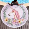 grande-serviette-de-plage-licorne-douce-en-coton-1a.jpg Serviette de plage ronde avec un motif de licorne rose entourée de fleurs, placée près d'une piscine. Une femme est allongée, les bras sur la serviette., 45501252403455 | Licorne Shop
