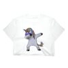 haut-court-blanc-imprime-licorne-dab-1a.jpg T-shirt blanc avec un dessin d'une licorne faisant un dab. La licorne a une crinière arc-en-ciel et porte des lunettes de soleil., 45501298442495 | Licorne Shop