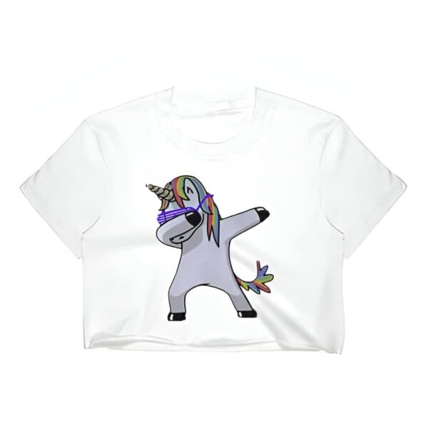 haut-court-blanc-imprime-licorne-dab-1a.jpg T-shirt blanc avec un dessin d'une licorne faisant un dab. La licorne a une crinière arc-en-ciel et porte des lunettes de soleil., 45501298442495 | Licorne Shop