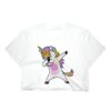 haut-court-blanc-licorne-pailletee-pour-femmes-1a.jpg T-shirt blanc avec un motif d'une licorne faisant un "dab". La licorne est blanche avec une crinière et une queue arc-en-ciel, et une corne dorée. Elle est dessinée dans un style de dessin animé mignon., 45501343301887 | Licorne Shop