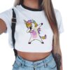 haut-court-de-danse-stretch-motif-licorne-1a.jpg Femme portant un t-shirt court blanc avec col noir. Sur le t-shirt, un dessin animé d'une licorne faisant un dab. La licorne a une corne et une crinière arc-en-ciel et une tache rose sur son ventre. La femme porte un jean taille basse., 45501292773631 | Licorne Shop