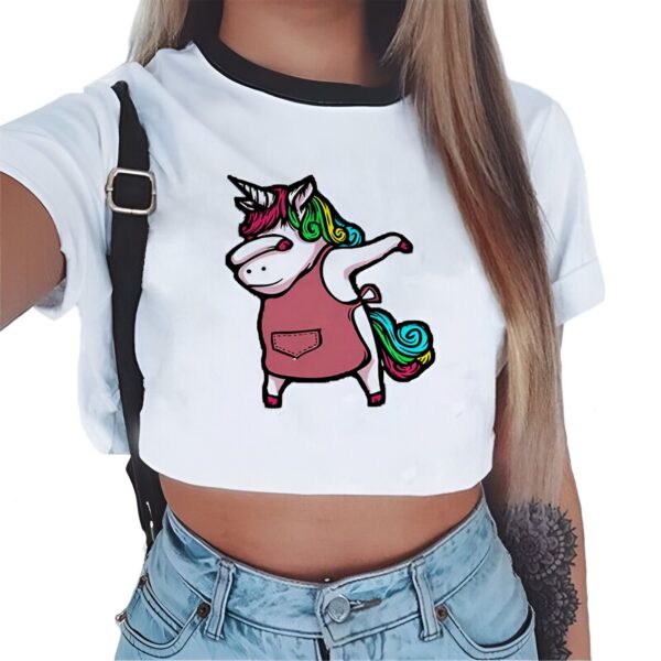 haut-court-imprime-licorne-1a.jpg T-shirt blanc court avec un dessin de licorne faisant le dab, cheveux longs blonds sur l'épaule. Style décontracté et tendance., 45501298213119 | Licorne Shop