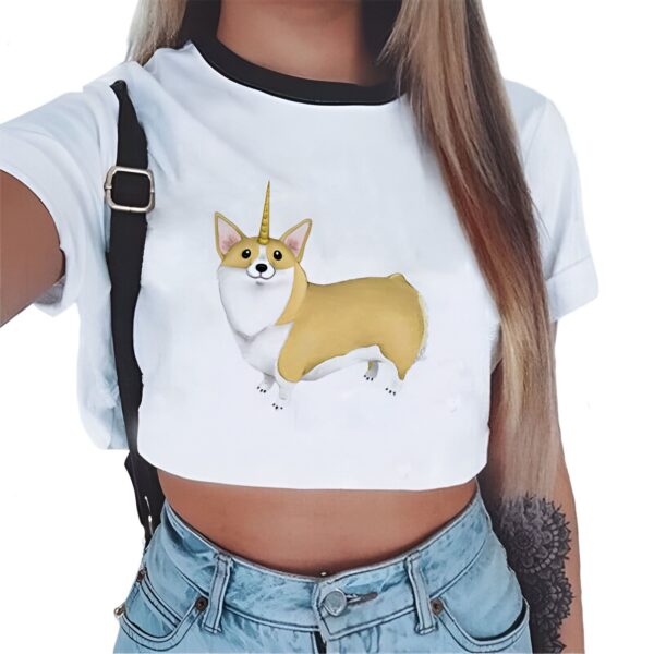 T-shirt blanc avec corgi licorne porté par une femme. Jean taille basse et tatouage floral visible. Style décontracté et tendance., 45501294772479 | Licorne Shop