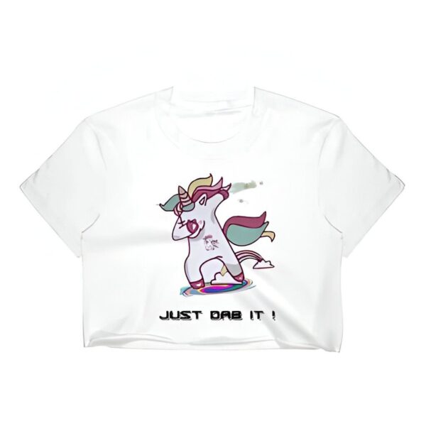 haut-court-imprime-licorne-magique-pour-femme-1a.jpg T-shirt blanc avec un dessin d'une licorne faisant un "dab" sur un arc-en-ciel. Inscription "JUST DAB IT !". Graphique humoristique et tendance. Idéal pour les fans de licornes et de memes., 45501298901247 | Licorne Shop