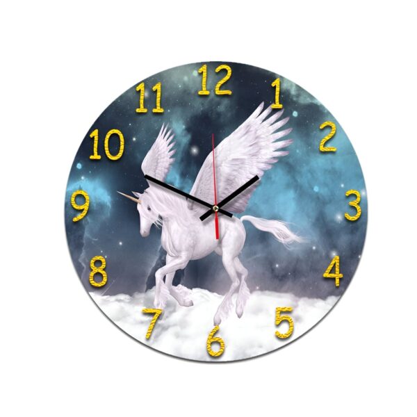 horloge-licorne-de-decoration-pour-enfant-1a.jpg Horloge murale ronde avec un motif de licorne ailée blanche galopant sur des nuages. Les chiffres de l'heure sont en or, avec un fond bleu étoilé. Aiguilles noires et rouge., 45501132112127 | Licorne Shop