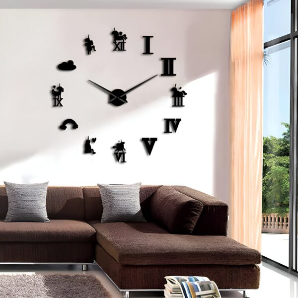 horloge-murale-licorne-a-chiffres-romains-1a.jpg Salon avec canapé marron. Sur le mur, une horloge murale décorative noire avec des chiffres romains et des silhouettes de chevaux. Une fenêtre avec des rideaux clairs laisse entrer la lumière naturelle., 45501136011519 | Licorne Shop