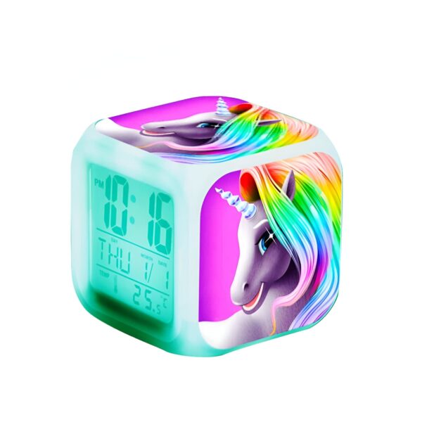 horloge-numerique-reveil-veilleuse-licorne-1a.jpg Réveil numérique cube illustré avec des licornes aux crinières arc-en-ciel. Affichage de l'heure, du jour, de la date et de la température. Idéal pour une chambre d'enfant., 45501132701951 | Licorne Shop