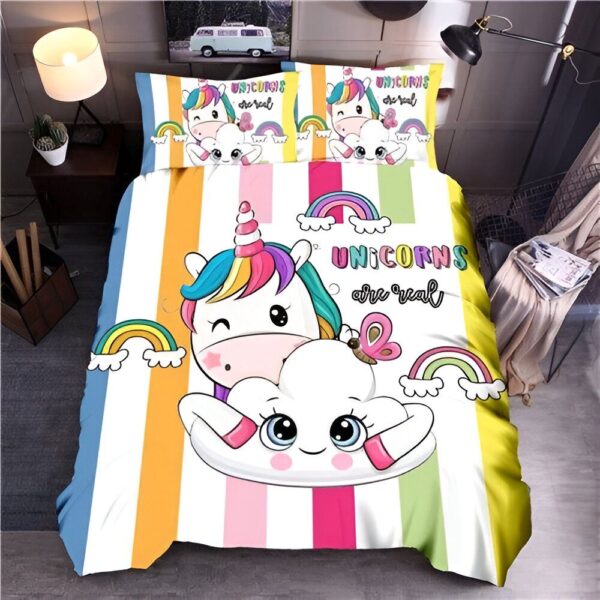 housse-de-couette-licorne-a-rayures-multicolores-1a.jpg Une image d'une licorne blanche avec une crinière et une queue arc-en-ciel, allongée sur un nuage. La licorne a les yeux fermés et un sourire sur le visage. Il y a un arc-en-ciel au-dessus de la licorne et un papillon rose et bleu vole à côté d'elle. Le fond est constitué de rayures verticales de différentes couleurs.