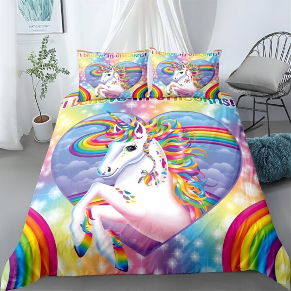 housse-de-couette-licorne-amour-arc-en-ciel-1a.jpg Une licorne blanche avec une crinière et une queue arc-en-ciel se tient debout sur un nuage. Il y a un arc-en-ciel en forme de cœur derrière elle et des étoiles filantes tout autour. La licorne est entourée de texte qui dit "I believe in unicorns".