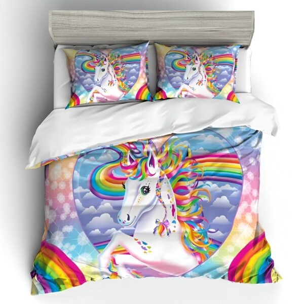 housse-de-couette-licorne-arc-en-ciel-1a.jpg licorne blanche avec une crinière et une queue arc-en-ciel, se cabrant sur un fond de nuages et de coeurs.
