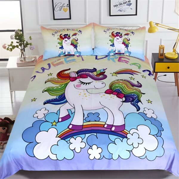 housse-de-couette-licorne-arc-en-ciel-colore-1a.jpg Une chambre avec une parure de lit licorne. La parure de lit est composée d'une housse de couette et de deux taies d'oreiller. La housse de couette est imprimée d'une licorne avec un arc-en-ciel et des étoiles. Les taies d'oreiller sont imprimées de la même licorne. La chambre est également décorée d'un tapis licorne et d'un poster licorne.