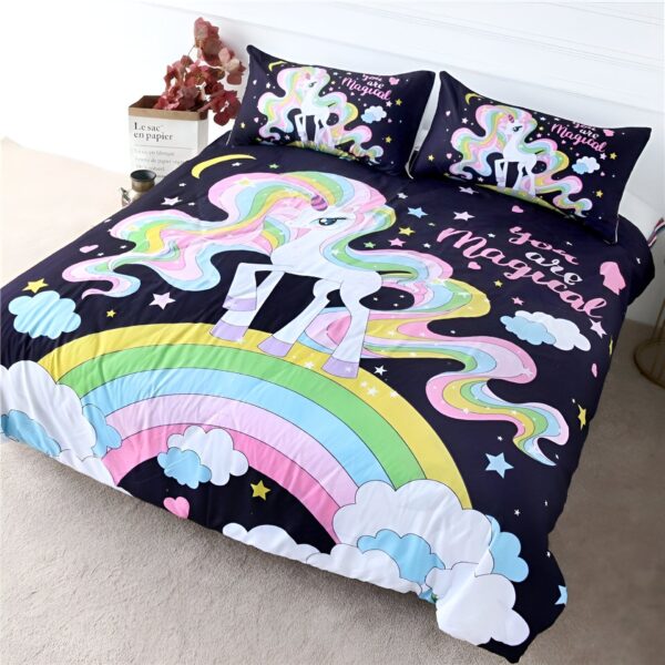 housse-de-couette-licorne-arc-en-ciel-nocturne-1a.jpg Une couette magique avec une licorne debout sur un arc-en-ciel. La licorne a une crinière et une queue arc-en-ciel. Il y a des étoiles et des nuages autour de la licorne. La couette est noire avec des étoiles blanches.