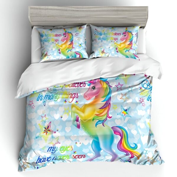 housse-de-couette-licorne-arc-en-ciel-pegase-1a.jpg Une licorne blanche avec une crinière et une queue arc-en-ciel se tient sur ses pattes arrière au milieu d'un ciel bleu rempli de cœurs et d'étoiles. La licorne a les yeux fermés et semble heureuse. Il y a du texte sur la couette qui dit "My heart believes in many things my eyes have never seen".