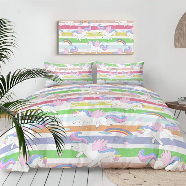 housse-de-couette-licorne-au-pays-des-licornes-1a.jpg Une chambre avec une parure de lit licorne. La parure de lit est composée d'une housse de couette et de deux taies d'oreiller. La housse de couette est imprimée d'un motif de licornes et de rainbows. Les taies d'oreiller sont imprimées du même motif. La chambre est également décorée d'un tapis licorne et d'un poster licorne.