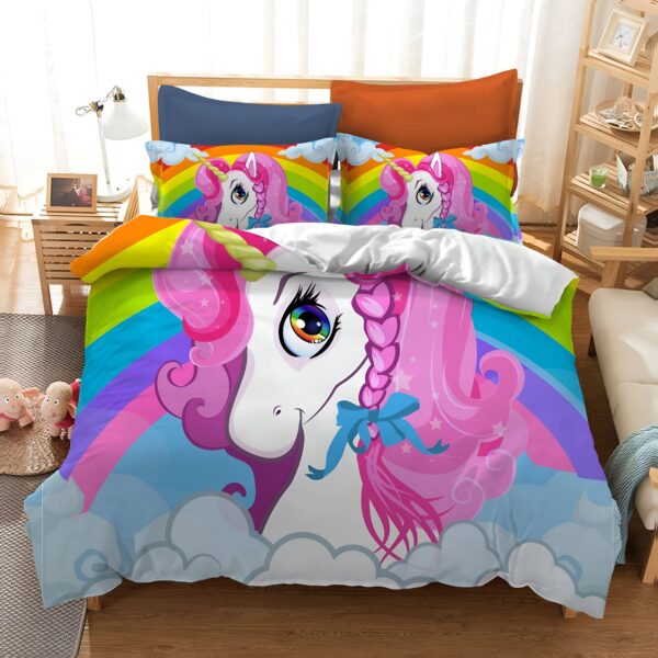 housse-de-couette-licorne-beaute-femme-1a.jpg Une couette imprimée avec une licorne. La licorne est blanche avec une crinière et une queue roses. Elle porte un collier avec un nœud rose. Il y a un arc-en-ciel coloré derrière la licorne. La couette est posée sur un lit avec des nuages blancs imprimés sur le drap.