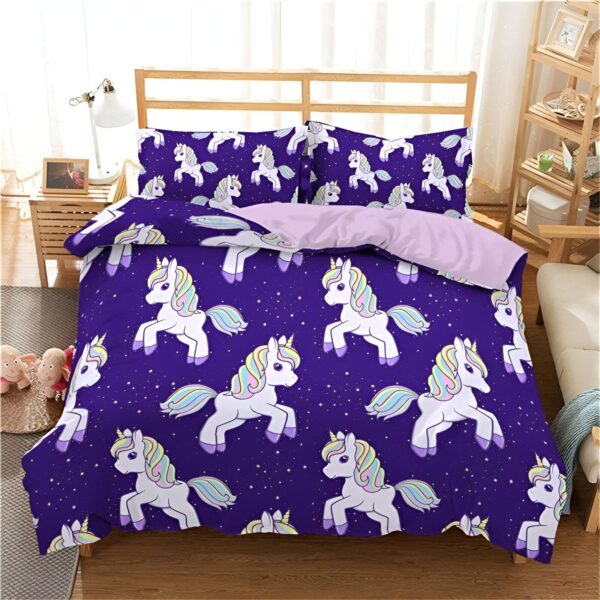 housse-de-couette-licorne-bleue-foncee-1a.jpg Une couette avec des licornes blanches et arc-en-ciel sur un fond violet étoilé.
