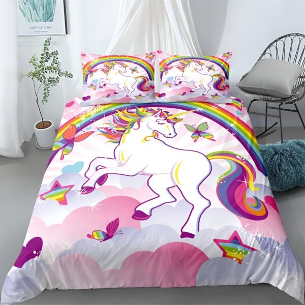 Une licorne blanche avec une crinière et une queue arc-en-ciel se tient debout sur un nuage rose. Il y a un arc-en-ciel au-dessus de la licorne et des papillons volent autour d'elle. La licorne est entourée d'étoiles et de nuages.