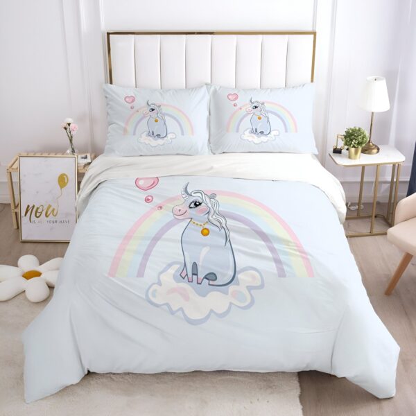 housse-de-couette-licorne-cochon-1a.jpg Une chambre avec une parure de lit licorne. La parure de lit est composée d'une housse de couette et de deux taies d'oreiller. La housse de couette est imprimée d'une licorne assise sur un nuage. La licorne est entourée d'un arc-en-ciel et de bulles. Les taies d'oreiller sont imprimées de la même licorne. La parure de lit est en coton et est lavable en machine.
