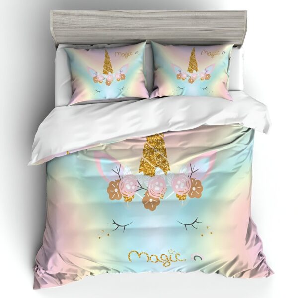 housse-de-couette-licorne-corne-magique-1a.jpg Une couette magique avec une licorne. La licorne est blanche avec une crinière et une queue roses. Elle a une corne dorée et des fleurs dans les cheveux. La couette est rose, violette et bleue avec des étoiles et des lunes.