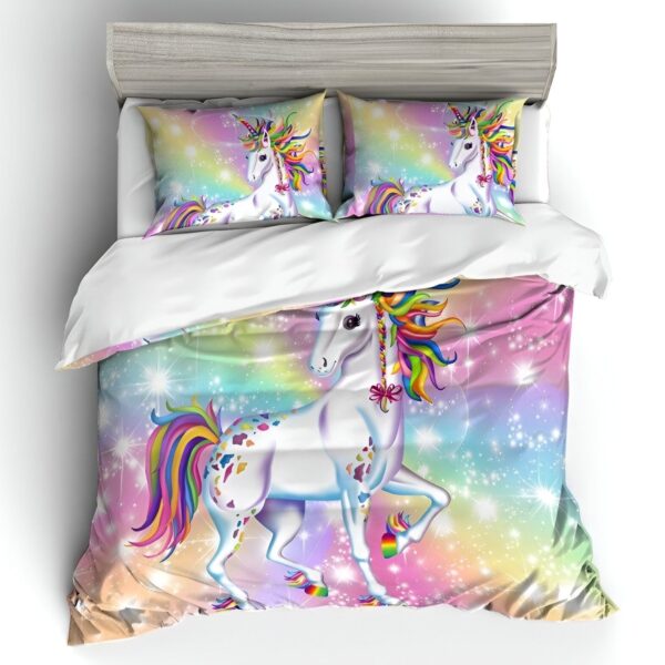 housse-de-couette-licorne-couleur-arc-en-ciel-1a.jpg Une licorne blanche avec une crinière et une queue arc-en-ciel se tient sur un fond de ciel étoilé. La licorne est entourée d'étoiles filantes et de nuages.