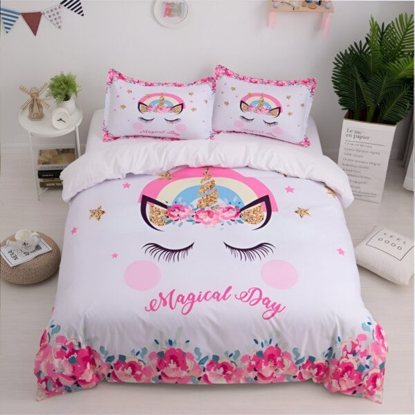 housse-de-couette-licorne-deesse-magique-1a.jpg Une couette blanche avec une licorne rose et des fleurs. La licorne a une crinière arc-en-ciel et des étoiles dans les yeux. Les fleurs sont roses et blanches. Il y a un texte en anglais qui dit "Magical Day".