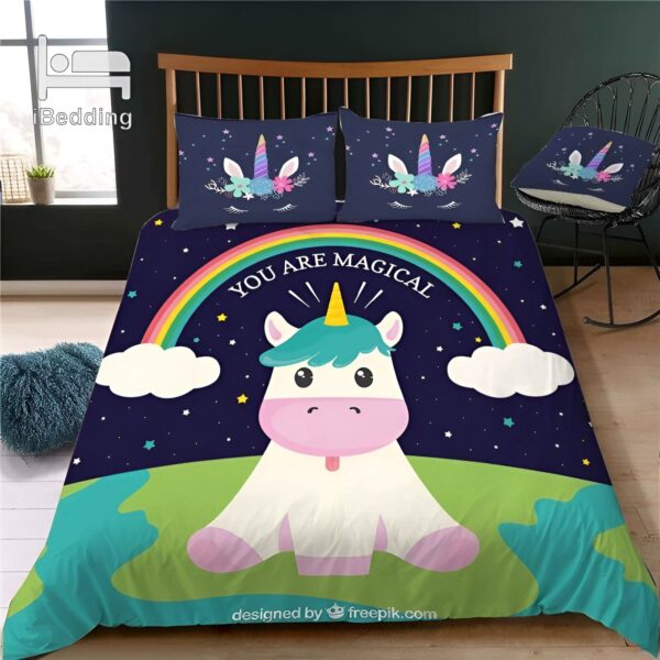 housse-de-couette-licorne-dessin-enfant-1a.jpg Une image d'une licorne magique avec un arc-en-ciel et des étoiles. La licorne est assise sur un nuage et il y a des étoiles et des nuages autour d'elle. L'arrière-plan est bleu marine avec des étoiles blanches. La licorne est blanche avec une crinière et une queue roses. Elle a une corne dorée et des ailes roses. L'arc-en-ciel est coloré et il y a des nuages blancs à chaqueextrémité. Les étoiles sont blanches et il y a une grande étoile filante blanche au milieu de l'image.