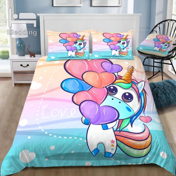 housse-de-couette-licorne-enfant-adorable-1a.jpg Une adorable licorne blanche avec une crinière et une queue arc-en-ciel tient un bouquet de ballons en forme de cœur. Elle se trouve dans un champ de fleurs et le ciel est bleu avec des nuages blancs. La licorne est entourée de papillons et d'oiseaux.