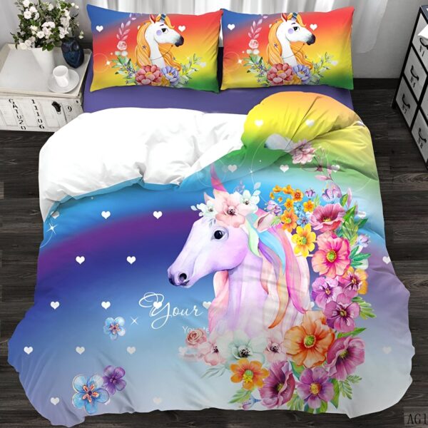 housse-de-couette-licorne-enfant-sentimental-taie-d-oreiller-1a.jpg Une image d'une licorne blanche avec une crinière et une queue arc-en-ciel. La licorne est entourée de fleurs roses, jaunes et bleues. L'arrière-plan est un dégradé de violet et de bleu avec des étoiles filantes.