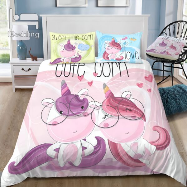 housse-de-couette-licorne-enfants-kawaii-1a.jpg Une image d'une licorne violette et rose avec des lunettes. Il y a des coeurs et des étoiles autour d'eux. Le texte sur l'image dit "Cute corn".