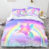 Une licorne ailée vole au-dessus d'un arc-en-ciel dans un ciel étoilé. La licorne est blanche avec une crinière et une queue arc-en-ciel. L'arc-en-ciel est composé de violet, bleu, vert, jaune, orange et rouge. Le ciel est rempli d'étoiles blanches. La licorne est entourée de nuages blancs.