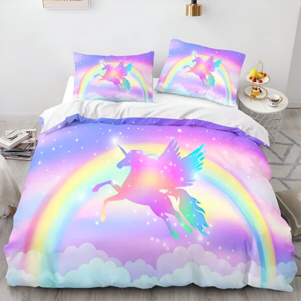 housse-de-couette-licorne-fille-arc-en-ciel-1a.jpg Une licorne ailée vole au-dessus d'un arc-en-ciel dans un ciel étoilé. La licorne est blanche avec une crinière et une queue arc-en-ciel. L'arc-en-ciel est composé de violet, bleu, vert, jaune, orange et rouge. Le ciel est rempli d'étoiles blanches. La licorne est entourée de nuages blancs.