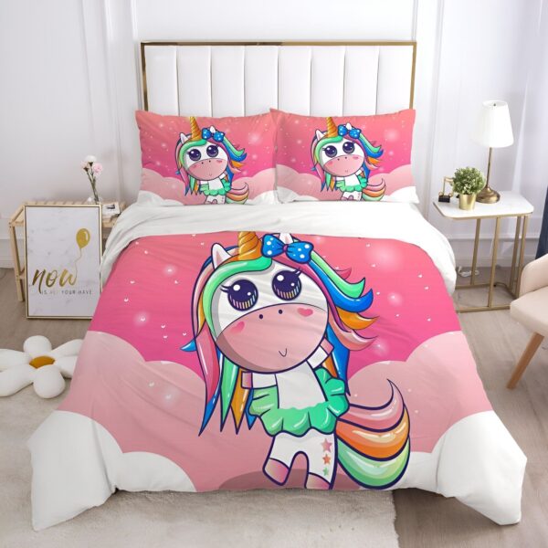 housse-de-couette-licorne-fillette-taie-d-oreiller-1a.jpg Une adorable licorne se tient debout sur un nuage rose. Elle a une crinière et une queue arc-en-ciel, et porte un nœud rose sur la tête. La licorne est entourée de coeurs et d'étoiles.