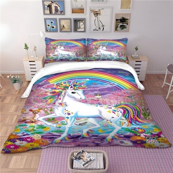 housse-de-couette-licorne-jardin-des-plantes-1a.jpg Une chambre avec une licorne arc-en-ciel. La licorne est blanche avec une crinière et une queue arc-en-ciel. Elle est debout dans un pré fleuri avec un arc-en-ciel au-dessus d'elle. Il y a des animaux de la forêt qui l'entourent. La chambre est décorée avec des étoiles et des lunes.