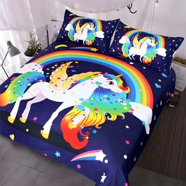 housse-de-couette-licorne-magie-de-l-arc-en-ciel-1a.jpg Une licorne ailée blanche avec une crinière et une queue arc-en-ciel se tient debout sur un fond bleu marine parsemé d'étoiles filantes et de nuages. Un arc-en-ciel coloré est visible en arrière-plan. La licorne est entourée de nuages blancs et roses.