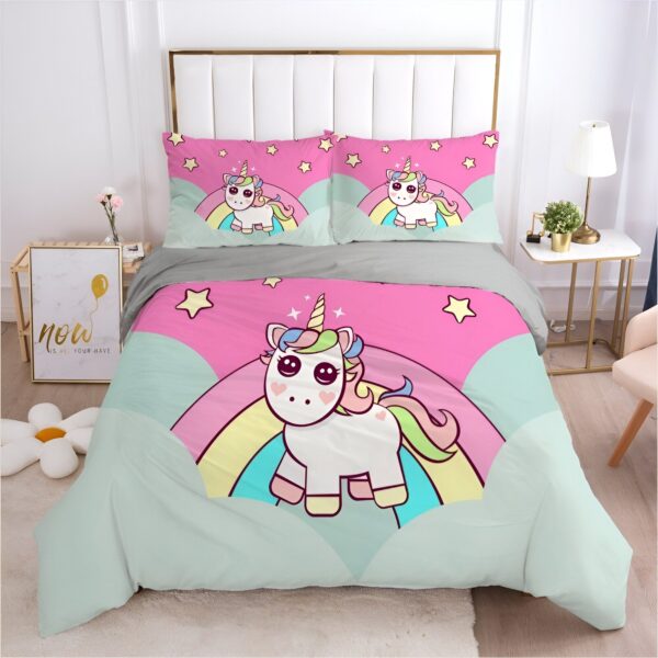 housse-de-couette-licorne-mini-unicorn-1a.jpg Une chambre à coucher avec une licorne. La licorne est blanche avec une crinière et une queue roses. Elle est debout sur un arc-en-ciel. Il y a des étoiles roses et bleues dans le ciel. La chambre est décorée dans des tons de rose et de vert.