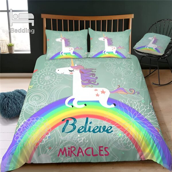 housse-de-couette-licorne-miracles-enfant-1a.jpg Une chambre à coucher avec une literie colorée. Sur la couette, on peut voir une licorne blanche avec une crinière et une queue arc-en-ciel. La licorne est entourée de fleurs et d'étoiles. Au-dessus de la licorne, il y a un texte en anglais qui dit "Believe in Miracles".
