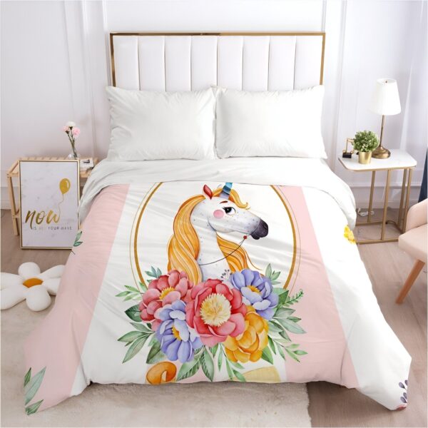 housse-de-couette-licorne-miroir-fleurs-1a.jpg Une couette blanche avec un motif de licorne et de fleurs. La licorne est blanche avec une crinière et une queue arc-en-ciel. Elle est entourée de fleurs roses, jaunes et bleues. La couette est posée sur un lit avec des draps blancs.