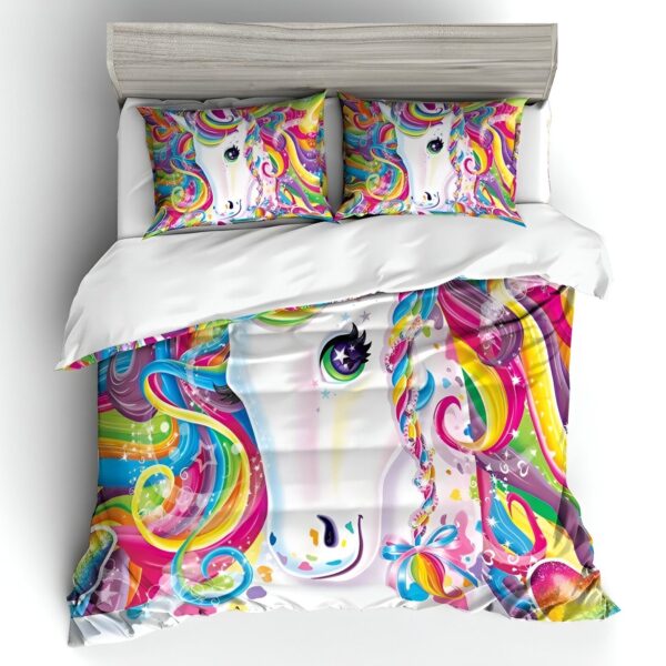 housse-de-couette-licorne-multicolore-1a.jpg licorne arc-en-ciel avec une crinière et une queue arc-en-ciel, debout sur un fond blanc avec des étoiles et des lunes.