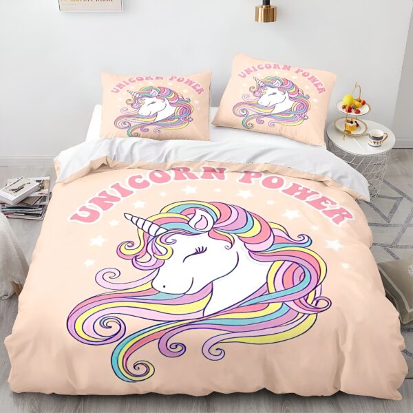 housse-de-couette-licorne-orange-1a.jpg Une couette imprimée avec une licorne blanche et rose avec des étoiles et le texte "Unicorn Power".